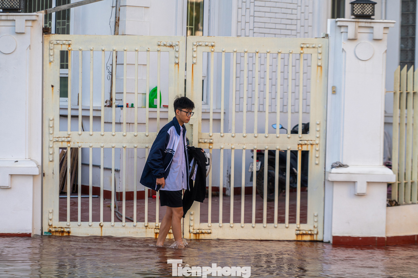 Sau khi báo Tiền Phong phản ánh, phường Trần Hưng Đạo đã có báo cáo giải trình gửi Thường trực Thành ủy TP Hạ Long. Theo đó, triều cường làm ngập lụt đường, ảnh hưởng đến 224 hộ dân tại Khu đô thị Vựng Đâng thuộc tổ 19 khu 5, tổ 6C khu 6, tổ 6B khu 6 và tổ 8B khu 5 thuộc phường Yết Kiêu cũ. Trong đó nặng nhất là khu vực thuộc tổ 6B khu 6 với 131 hộ dân bị ảnh hưởng.