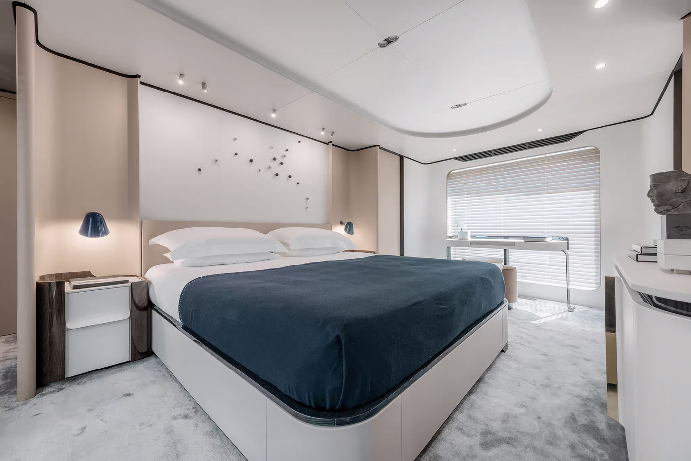 Trên du thuyền thiết kế nhiều phòng ngủ kèm nhà vệ sinh khép kín đáp ứng cho những chuyến đi dài ngày trên biển.