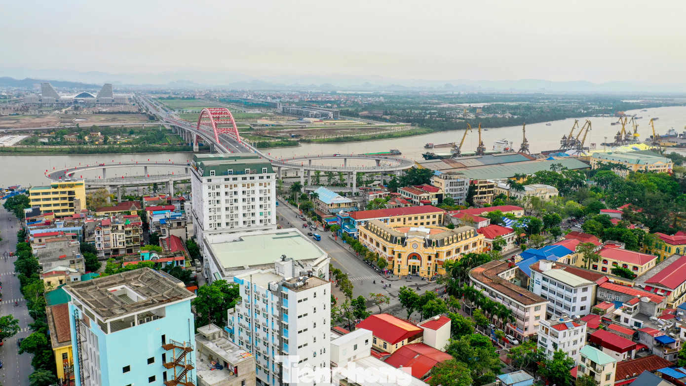 Trung tâm Chính trị - Hành chính sẽ là trụ sở mới của TP Hải Phòng sau sáp nhập với Hải Dương. Với vị trí đắc địa, nằm giữa TP Hải Phòng và tỉnh Hải Dương. Phía Đông giáp với đô thị trung tâm Hải Phòng, tận dụng tối đa hạ tầng hiện đại và các khu công nghiệp lớn. Phía Tây kết nối trực tiếp với Hải Dương, giúp duy trì sự liên kết giữa hai khu vực trung tâm cũ. Phía Bắc giáp Quảng Ninh, có tiềm năng mở rộng và liên kết vùng với một trong những trung tâm kinh tế mạnh nhất miền Bắc. Phía Nam nằm gần khu vực lõi đô thị Hải Phòng, vừa duy trì kết nối với cảng biển, vừa giảm áp lực đô thị quá tải.