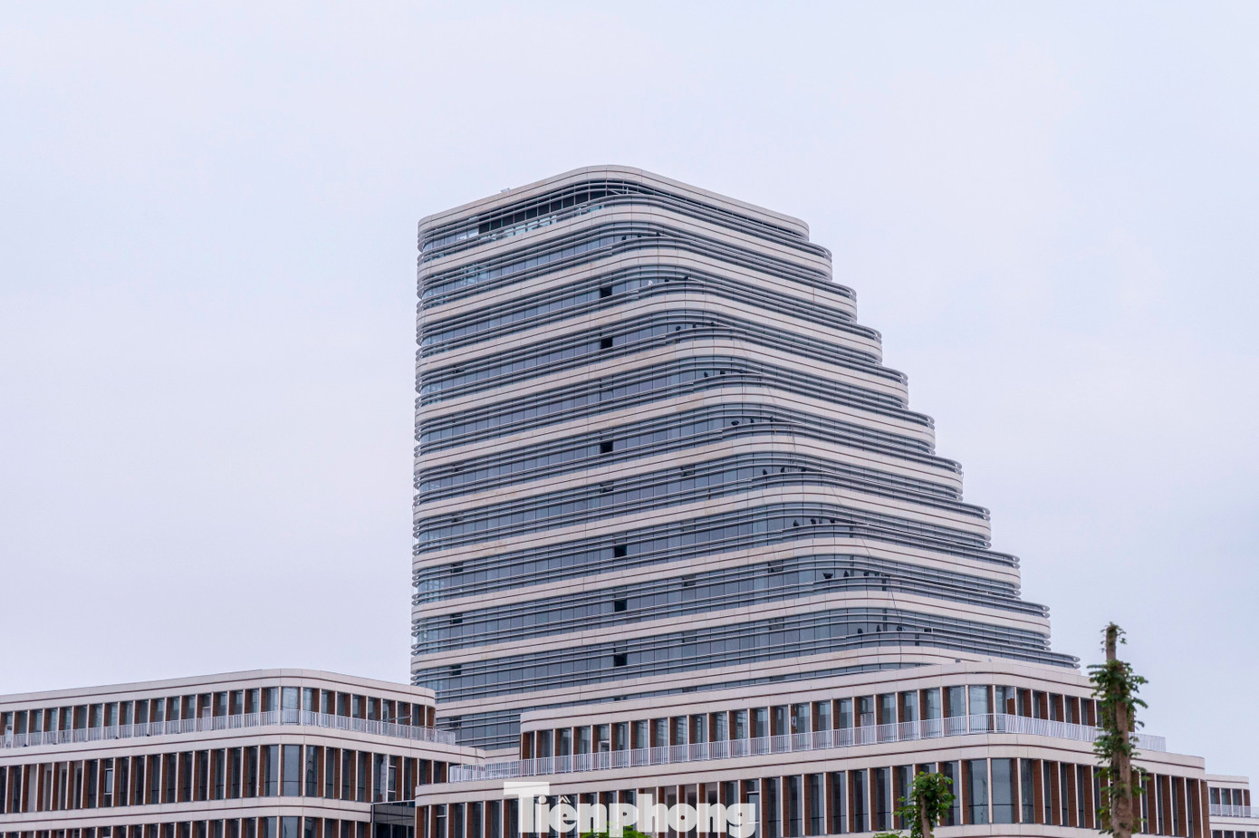 Dự án đầu tư xây dựng công trình Trung tâm Chính trị - Hành chính TP Hải Phòng được đầu tư hơn 2.800 tỷ đồng, khởi công đầu năm 2023. Công trình xây dựng trên diện tích khoảng 13,63 ha, gồm 14 khối nhà thiết kế đối xứng theo hai trục Bắc - Nam và Đông - Tây. Trong đó, 4 khối nhà 3 tầng, 4 khối nhà 4 tầng, 4 khối nhà 5 tầng và 2 khối nhà 15 tầng.