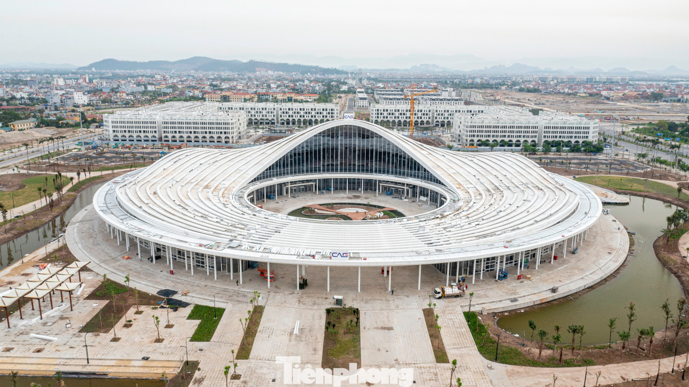 Công trình được thiết kế hiện đại có 1.500 chỗ, quy mô 3 tầng và 1 tầng hầm, tổng diện tích sàn khoảng gần 50.000 m2.