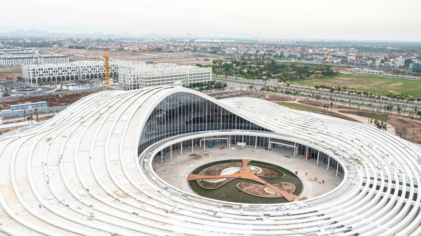 Công trình được thiết kế hiện đại có 1.500 chỗ, quy mô 3 tầng và 1 tầng hầm, tổng diện tích sàn khoảng gần 50.000 m2.