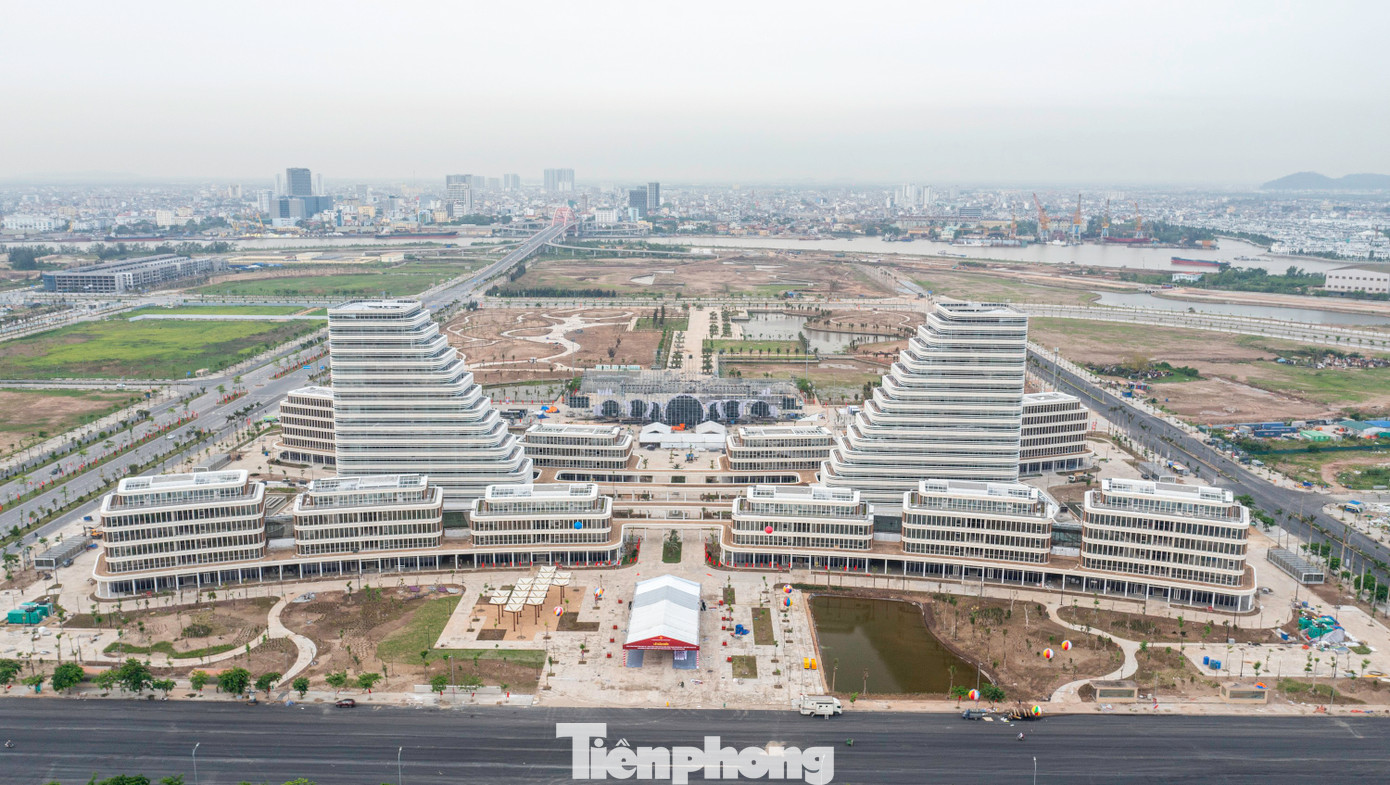 Dự án đầu tư xây dựng công trình Trung tâm Chính trị - Hành chính TP Hải Phòng được đầu tư hơn 2.800 tỷ đồng, khởi công đầu năm 2023. Công trình xây dựng trên diện tích khoảng 13,63 ha, gồm 14 khối nhà thiết kế đối xứng theo hai trục Bắc - Nam và Đông - Tây. Trong đó, 4 khối nhà 3 tầng, 4 khối nhà 4 tầng, 4 khối nhà 5 tầng và 2 khối nhà 15 tầng.