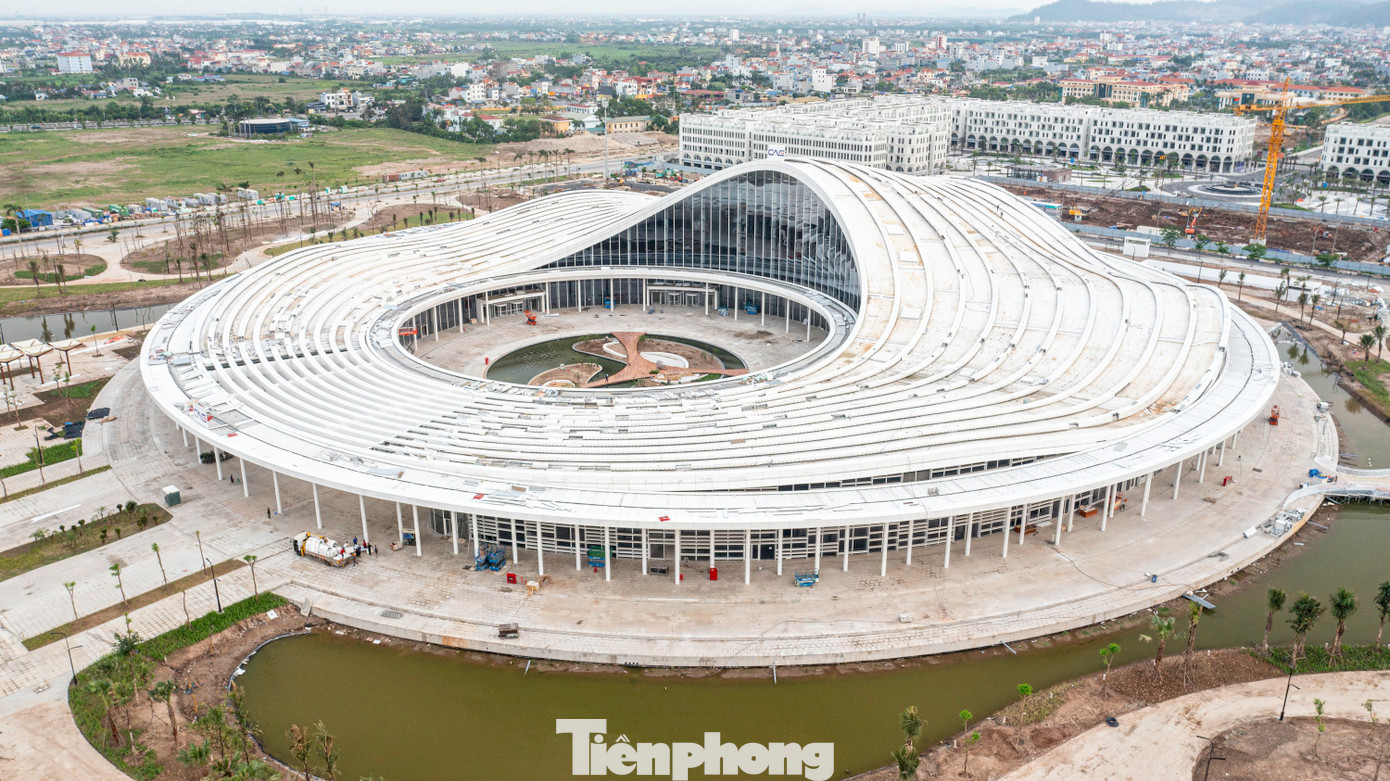 Kế bên công trình Trung tâm Chính trị - Hành chính là Dự án đầu tư xây dựng Trung tâm Hội nghị - Biểu diễn TP Hải Phòng, với tổng mức đầu tư hơn 2.300 tỷ đồng.