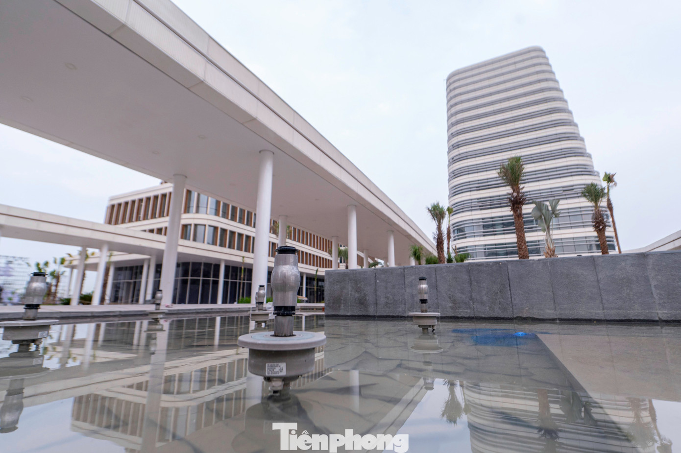 Theo đại diện thành phố Hải Phòng, ngoài công trình trên thành phố dự kiến khởi công, khánh thành 12 công trình, dự án trực tiếp và trực tuyến cùng một thời điểm 15h00’ ngày 11/5. Trong đó, khởi công Dự án Nhà ga hành khách T2 và Dự án mở rộng sân đỗ máy bay - Cảng Hàng không quốc tế Cát Bi (giai đoạn 2); Khởi công Dự án đầu tư xây dựng KĐT mới tại quận Dương Kinh và huyện Kiến Thụy… và Khánh thành Dự án đầu tư xây dựng các bến cảng container quốc tế số 3 và số 4 thuộc Cảng cửa ngõ quốc tế Hải Phòng vào ngày 15/3.