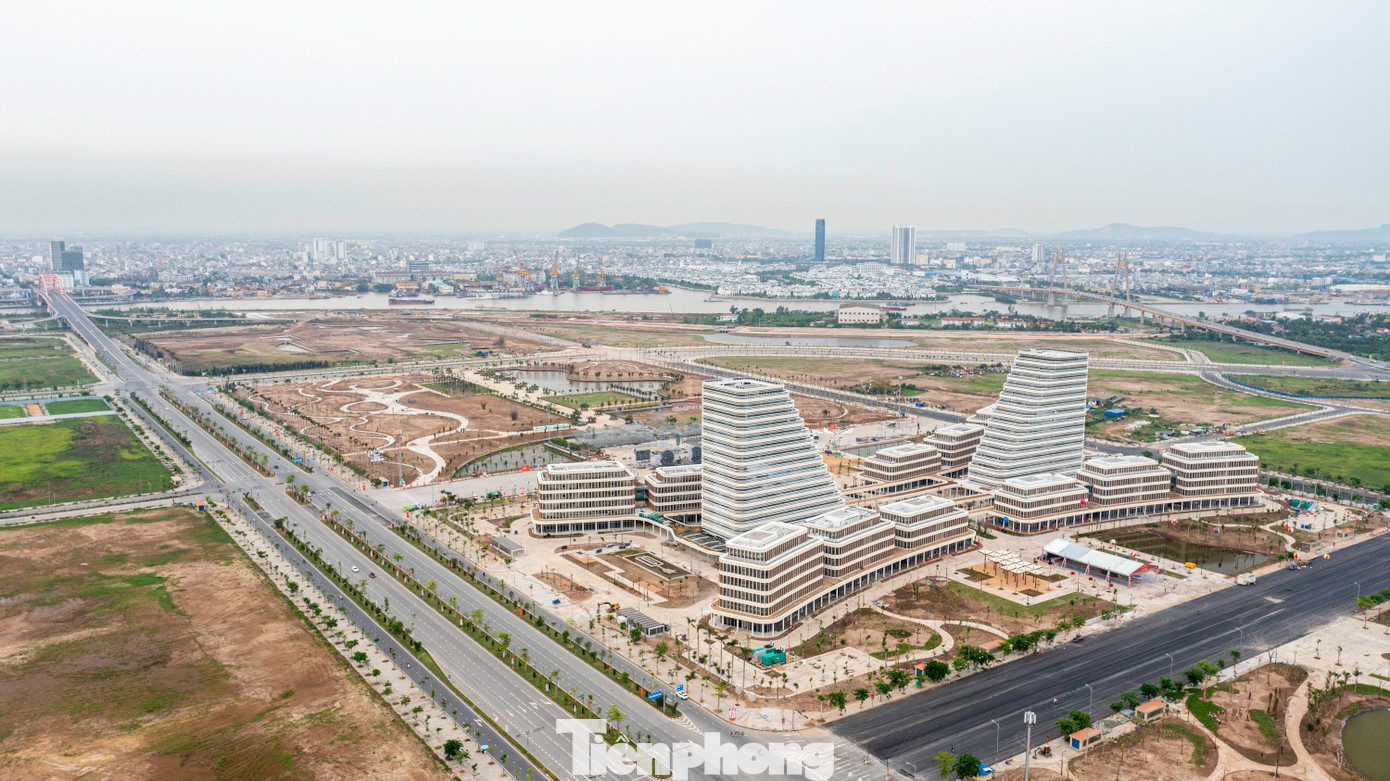 Trung tâm hành chính mới của Hải Phòng kết nối với trung tâm cũ qua cầu Bính và cầu Hoàng Văn Thụ. Dự kiến, trung tâm hành chính mới sẽ có thêm cầu Máy Chai và cầu Nguyễn Trãi kết nối giao thông với trung tâm đô thị lõi Hải Phòng, cảng biển và các khu đô thị, khu kinh tế trên toàn thành phố.