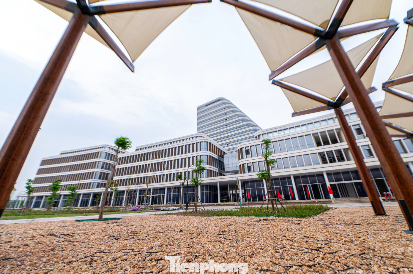 Theo đại diện thành phố Hải Phòng, ngoài công trình trên thành phố dự kiến khởi công, khánh thành 12 công trình, dự án trực tiếp và trực tuyến cùng một thời điểm 15h00’ ngày 11/5. Trong đó, khởi công Dự án Nhà ga hành khách T2 và Dự án mở rộng sân đỗ máy bay - Cảng Hàng không quốc tế Cát Bi (giai đoạn 2); Khởi công Dự án đầu tư xây dựng KĐT mới tại quận Dương Kinh và huyện Kiến Thụy… và Khánh thành Dự án đầu tư xây dựng các bến cảng container quốc tế số 3 và số 4 thuộc Cảng cửa ngõ quốc tế Hải Phòng vào ngày 15/3.