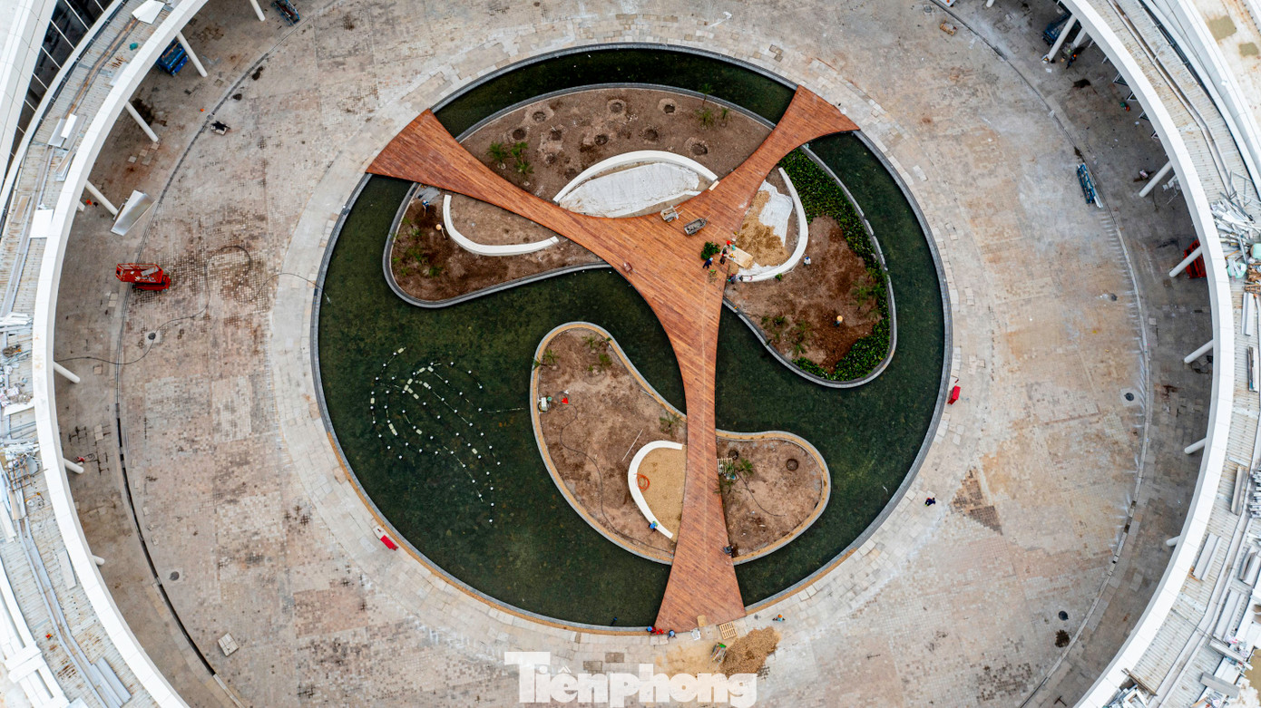 Công trình được thiết kế hiện đại có 1.500 chỗ, quy mô 3 tầng và 1 tầng hầm, tổng diện tích sàn khoảng gần 50.000 m2.