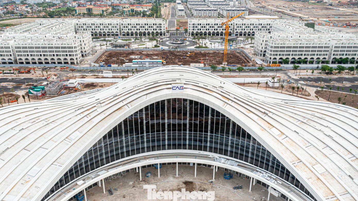 Công trình được thiết kế hiện đại có 1.500 chỗ, quy mô 3 tầng và 1 tầng hầm, tổng diện tích sàn khoảng gần 50.000 m2.