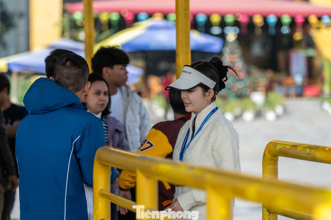 Đại diện Ban Quản lý vịnh Hạ Long, cho biết ngay từ hôm qua 31/12/2024, các điểm đón khách tham quan vịnh Hạ Long đều tăng cao. Ban bố trí các lực lượng làm nhiệm vụ kiểm soát vé và hướng dẫn du khách làm thủ tục mua vé tham quan vịnh Hạ Long.