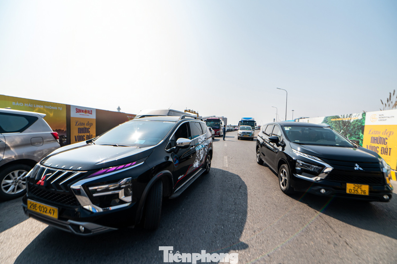 Ghi nhận của báo Tiền Phong, nhiều đoàn xe xếp hàng trên dọc đường vào cảng và trước cửa để đón trả khách du lịch. Khách tham quan chủ yếu là khách quốc tế đến từ các nước Châu Âu và Châu Á...