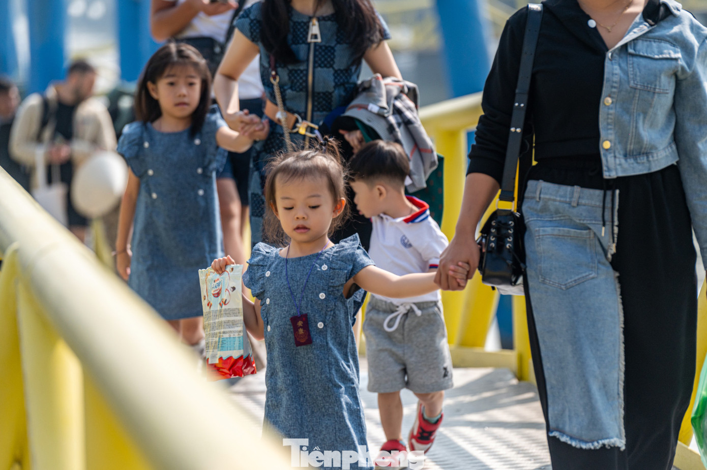 Do thời tiết đẹp nên nhiều gia đình đưa trẻ nhỏ đi tham quan vịnh.