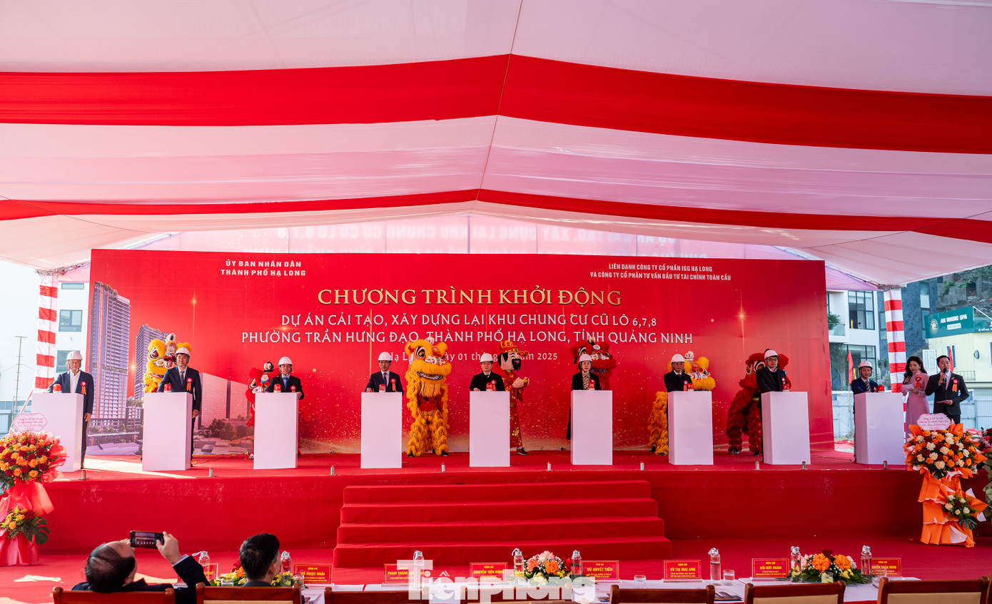 Đại diện thành phố Hạ Long và liên danh chủ đầu tư bấm nút khởi động xây dựng dự án cải tạo, xây dựng lại chung cư tại phường Trần Hưng Đạo. Ảnh: Quốc Nam.