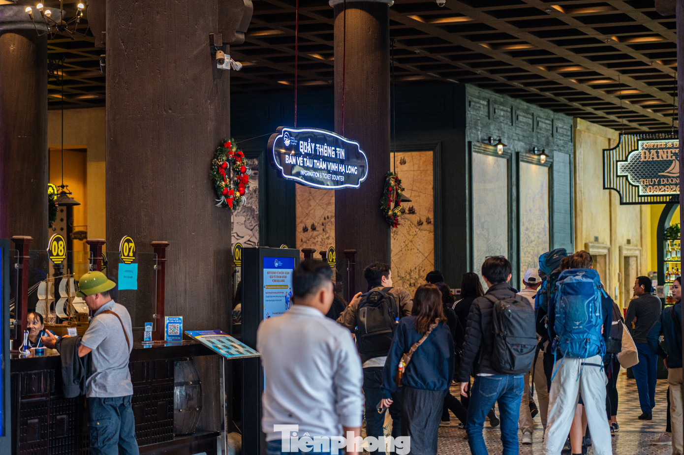 Phía bên trong cảng, du khách tấp nập làm thủ tục check-in và mua vé tham quan vịnh.