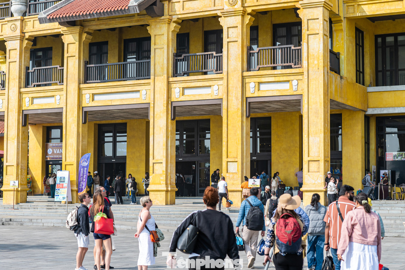 Trong ngày đầu năm mới, thời tiết ở Hạ Long hơi se lạnh, nhiệt độ trong khoảng 19-24 độ C, phù hợp cho các hoạt động tham quan vịnh Hạ Long.