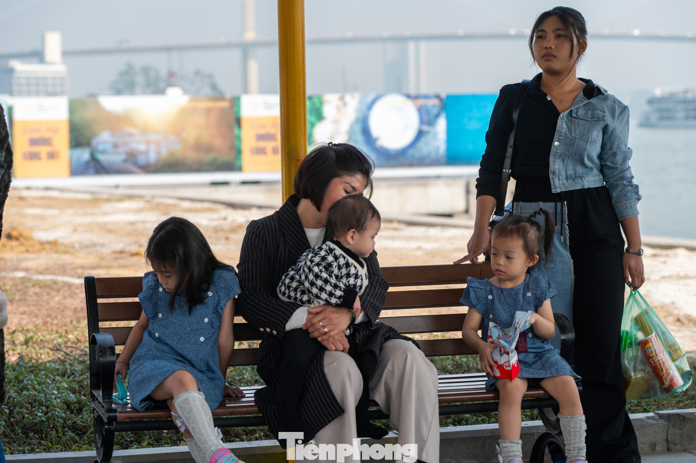 Do thời tiết đẹp nên nhiều gia đình đưa trẻ nhỏ đi tham quan vịnh.