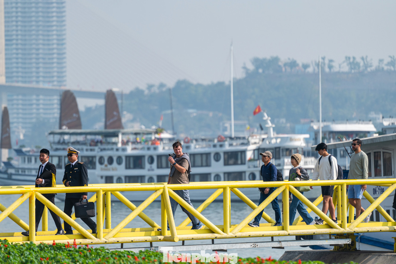 Đại diện UBND TP Hạ Long, cho biết du khách quốc tế đến với Hạ Long ngay trong ngày đầu năm mới là minh chứng cho sự hấp dẫn của du lịch địa phương. Đây là tiền đề để Hạ Long tiếp tục quảng bá các sản phẩm du lịch để hút khách đến trong năm 2025, đặc biệt là dòng khách du lịch quốc tế cao cấp.