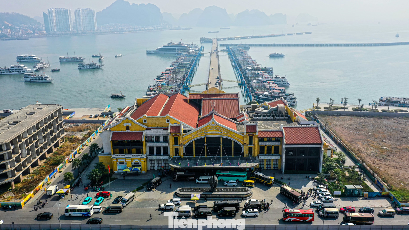 Ghi nhận của báo Tiền Phong, nhiều đoàn xe xếp hàng trên dọc đường vào cảng và trước cửa để đón trả khách du lịch. Khách tham quan chủ yếu là khách quốc tế đến từ các nước Châu Âu và Châu Á...