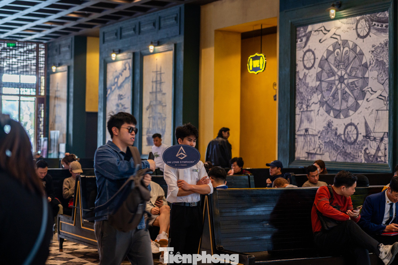 Phía bên trong cảng, du khách tấp nập làm thủ tục check-in và mua vé tham quan vịnh.