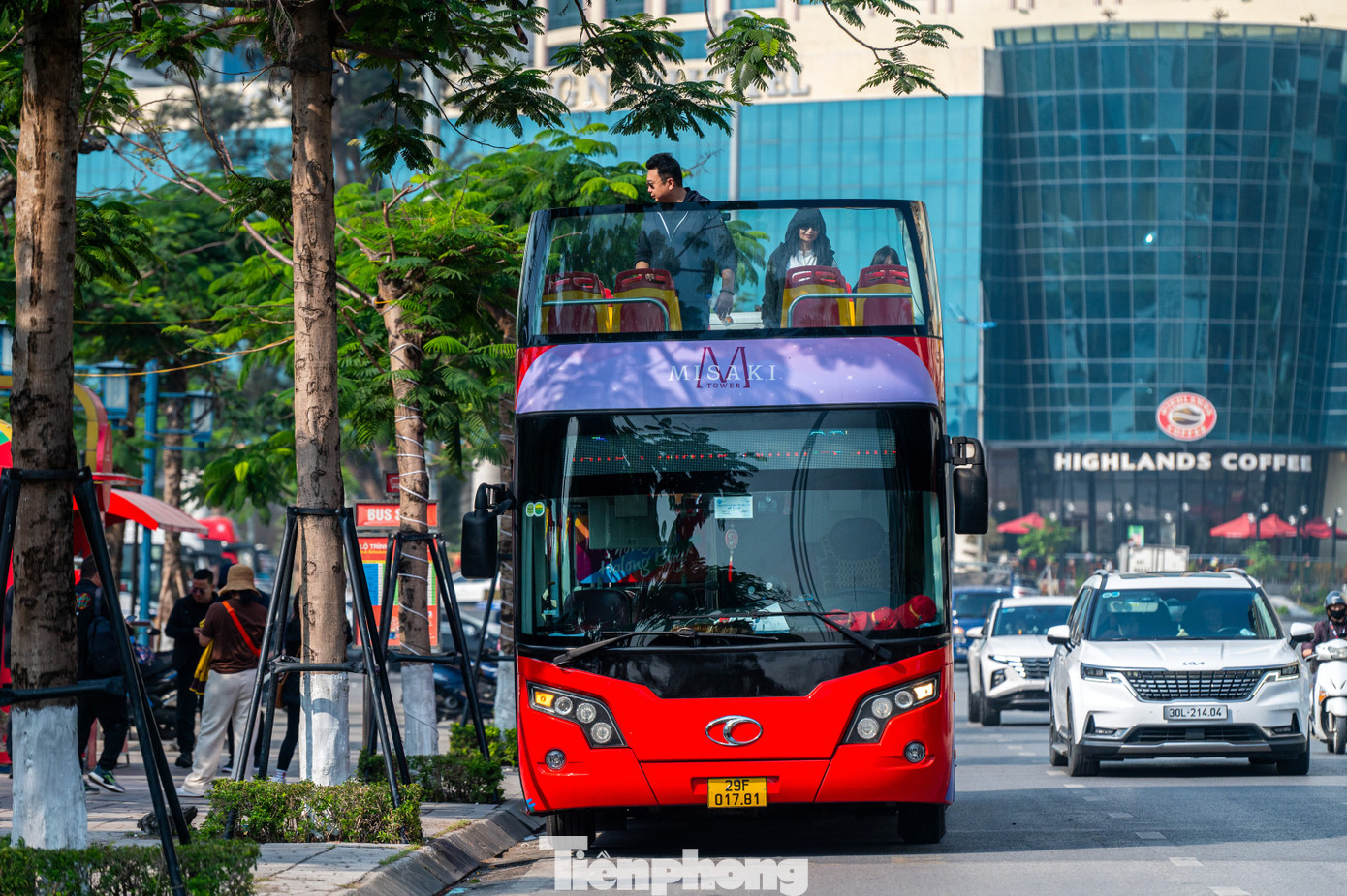 Ngoài tham quan vịnh Hạ Long, địa phương đang tiếp tục đưa ra thêm các sản phẩm du lịch mới như city tour, food tour, các sản phẩm du lịch văn hóa cộng đồng.