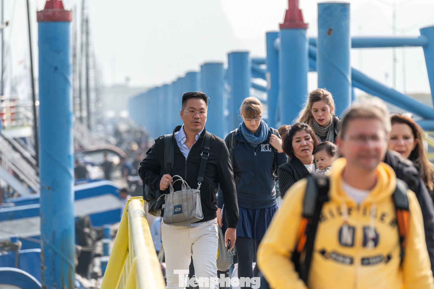 Sáng 1/1/2025, nhiều du khách đến Cảng tàu khách quốc tế Hạ Long, Khu du lịch Bãi Cháy, TP Hạ Long, Quảng Ninh để tham quan vịnh Hạ Long. Đây là những vị khách đầu tiên xông đất du lịch Quảng Ninh và Hạ Long ngay trong đầu năm mới 2025.