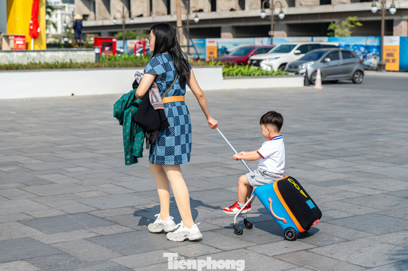 Do thời tiết đẹp nên nhiều gia đình đưa trẻ nhỏ đi tham quan vịnh.