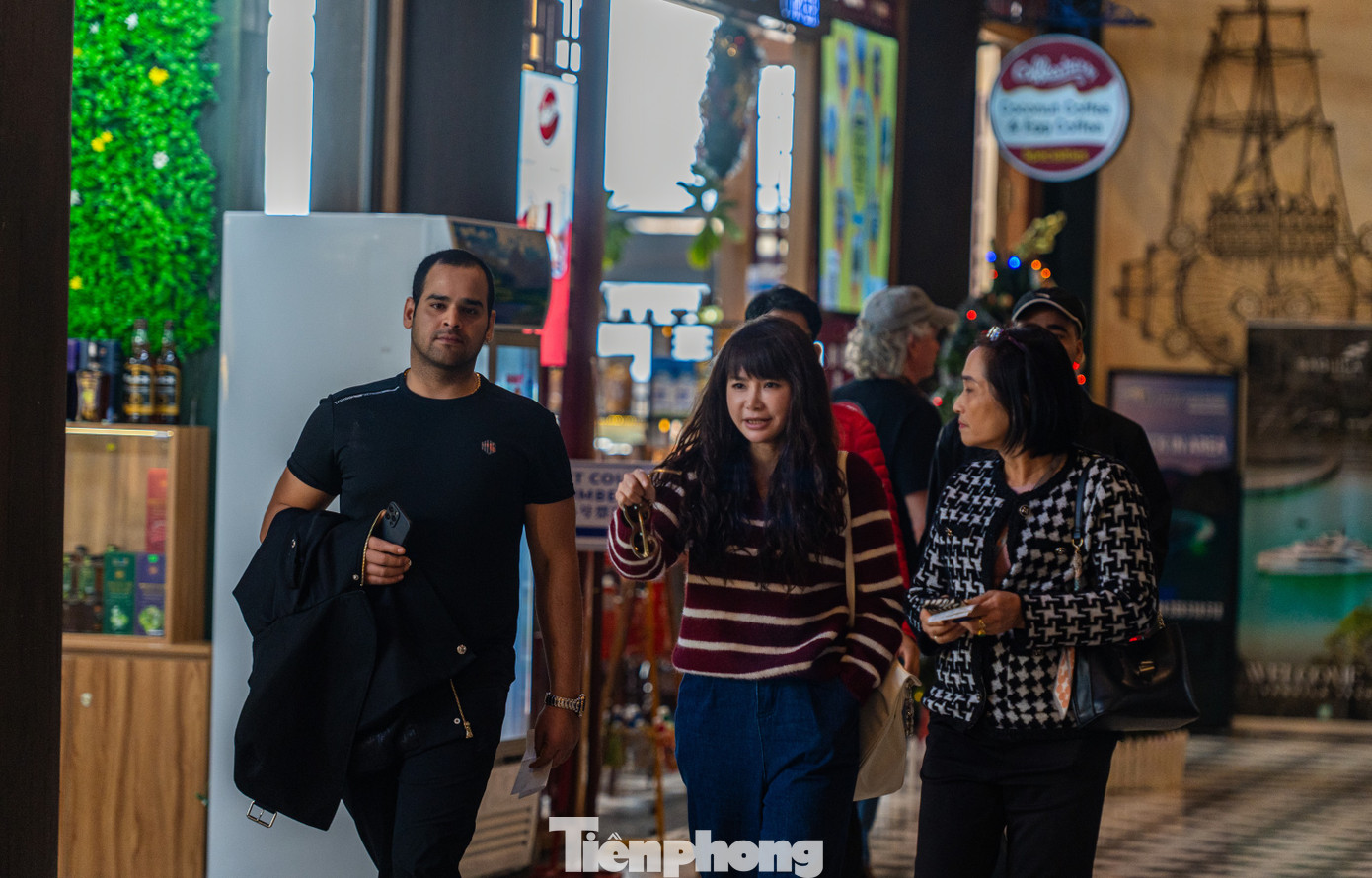 Đa số khách quốc tế đến Hạ Long đều đặt tour nghỉ đêm trên vịnh Hạ Long. Sản phẩm nghỉ trên vịnh Hạ Long nổi tiếng và thường là sự lựa chọn ưu tiên cho khách quốc tế khi đến Hạ Long vào mùa đông.