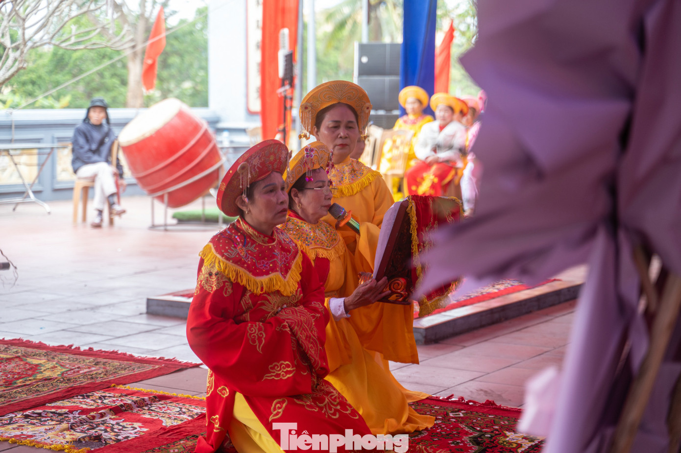 Trong lễ tế, các vị chủ tế làm nghi thức dâng hương, dâng hoa, dâng rượu và đọc sớ báo cáo với vị Thành hoàng làng cùng tổ tiên.