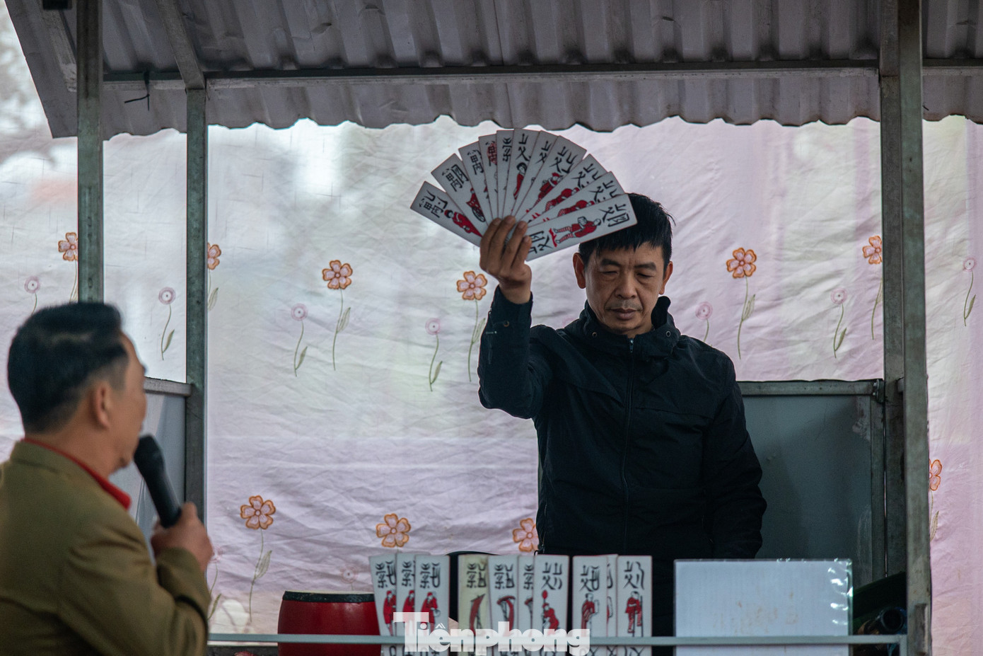 Sau lễ dâng hương và đánh trống khai hội, lễ hội diễn ra với nhiều hoạt động văn hóa, nghệ thuật đặc sắc và các trò chơi truyền thống như chơi tổ tôm, bắt vịt, đi cầu khỉ... Đặc biệt là lễ tế mang đậm bản sắc của người dân nơi đây.