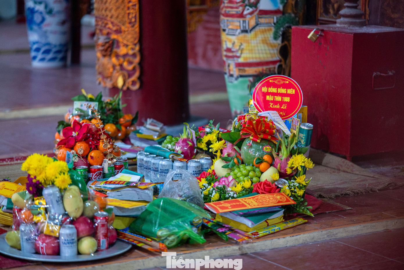 Ngay từ sáng sớm, người dân từ các dòng họ trong làng sửa soạn, đội mâm lễ lên đình để cầu xin ban phúc cho dân làng có một năm mùa màng bội thu, đời sống ấm no, hạnh phúc.