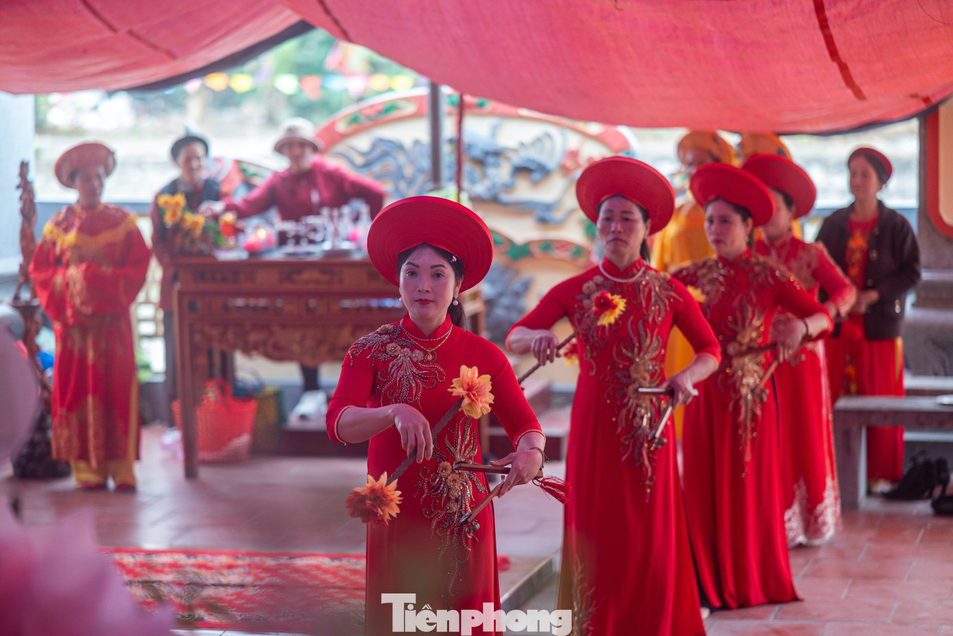 Trong lễ tế không thể thiếu đội nghi thức, đội nhạc bát âm và đội múa xênh tiền.