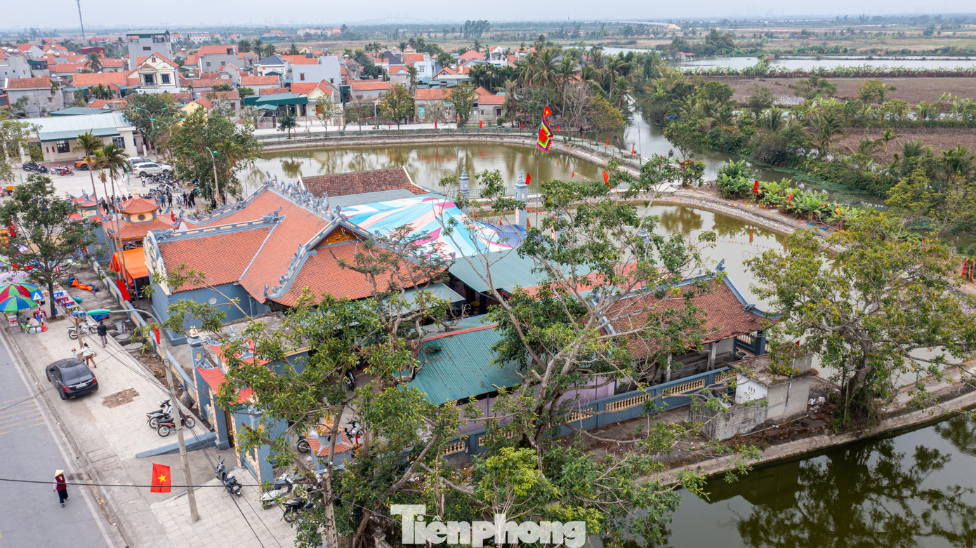 Đình Yên Đông nằm tại phường Yên Hải, thị xã Quảng Yên, tỉnh Quảng Ninh. Theo bia đá lược sử tại đây, đình được xây dựng trong 20 năm và đến năm Giáp Tuất (1814) thì hoàn thành. Đình được xây dựng theo kiến trúc chữ Đinh, nhằm hướng tây gồm nội điện và đại sảnh với tổng diện tích hơn 344 m2 gồm 5 gian 2 trái.