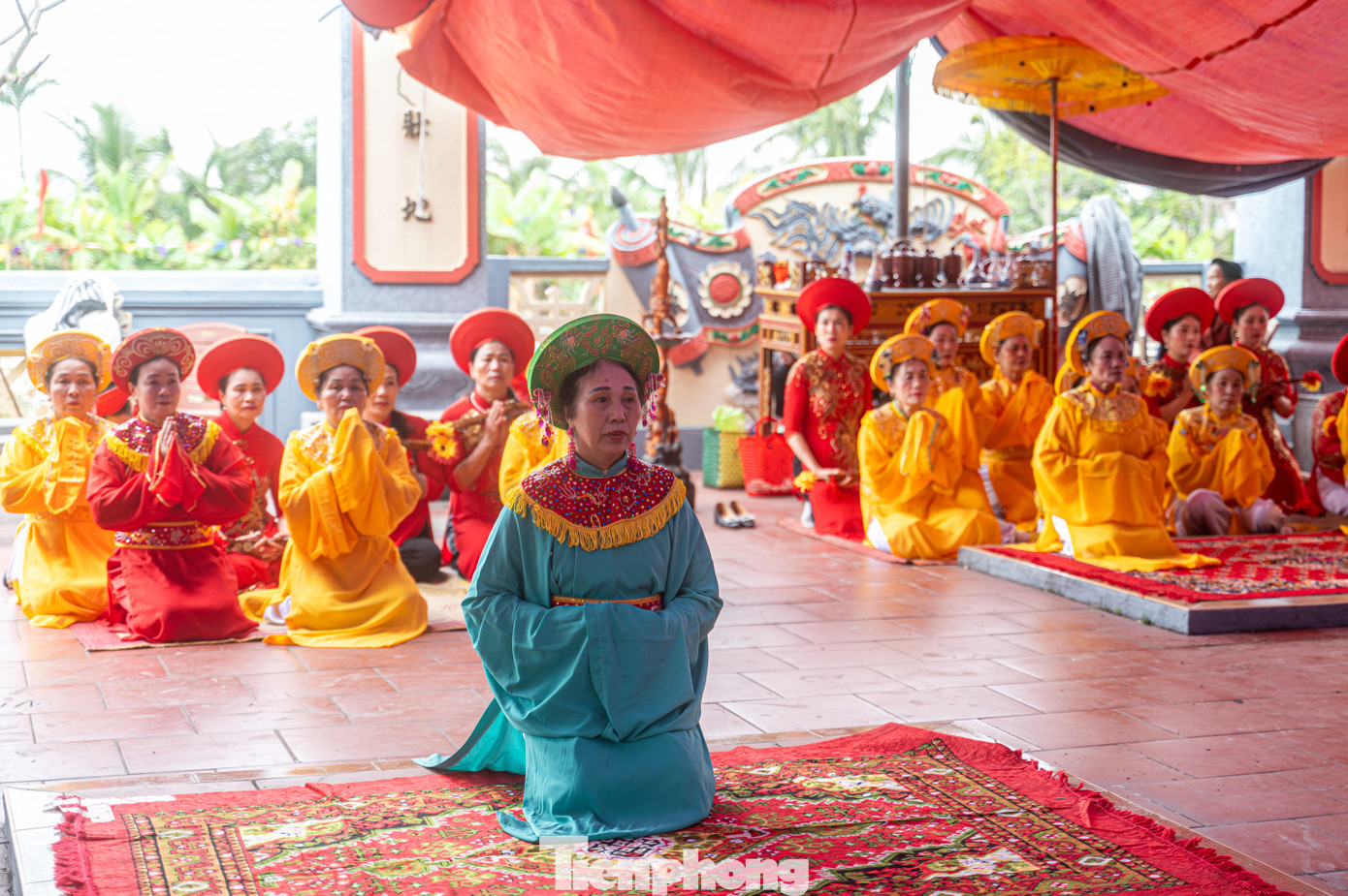 Khi học hành đỗ đạt về làm quan tại quê nhà các cụ ghi nhớ công ơn và tôn Ngài làm Thành hoàng và tạc tượng thờ chính ở đình. Làng đã xây dựng Thánh chỉ thờ Thánh sư nho học và là trường học đầu tiên của tổng Hà Nam. Việc tôn thờ Thành hoàng làng và lập trường học tại địa phương thể hiện lòng hiếu học và tôn sư trọng đạo của dân làng Yên Đông.