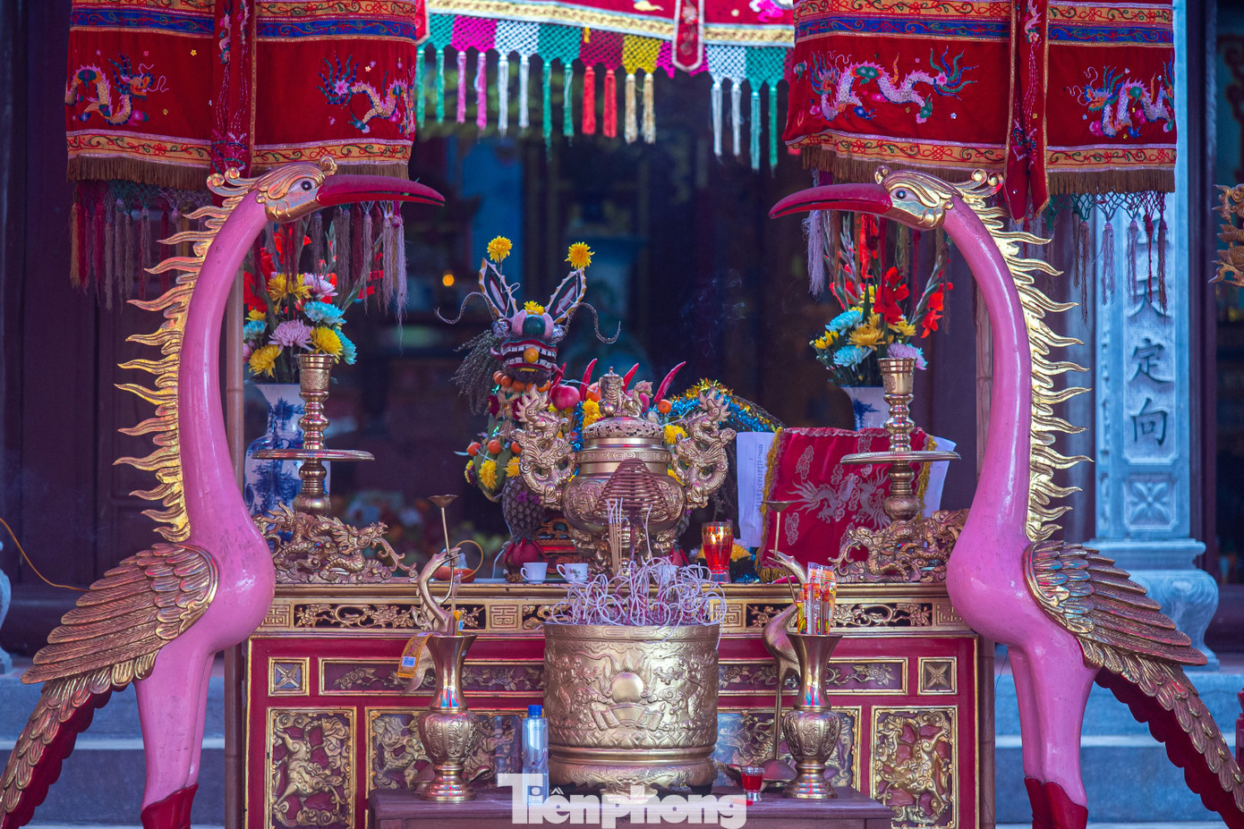 Đình Yên Đông thờ Thành hoàng họ Nguyễn Đăng Minh, người Bắc Ninh. Ngài đỗ Tiến sĩ và giữ đến chức Tế tửu (Hiệu trưởng) trường Quốc Tử Giám.