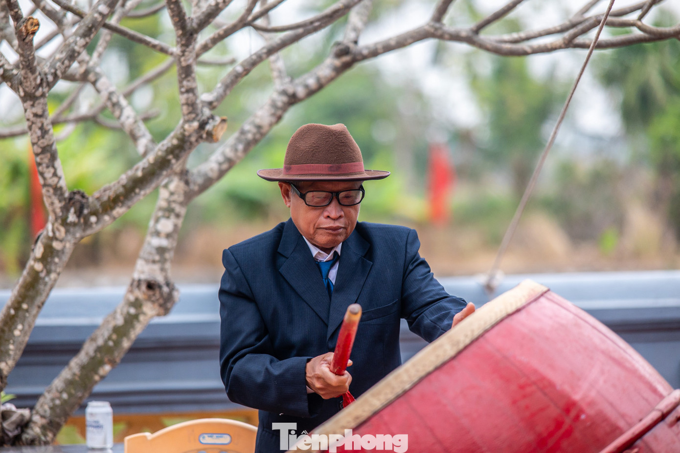 Sau lễ dâng hương và đánh trống khai hội, lễ hội diễn ra với nhiều hoạt động văn hóa, nghệ thuật đặc sắc và các trò chơi truyền thống như chơi tổ tôm, bắt vịt, đi cầu khỉ... Đặc biệt là lễ tế mang đậm bản sắc của người dân nơi đây.