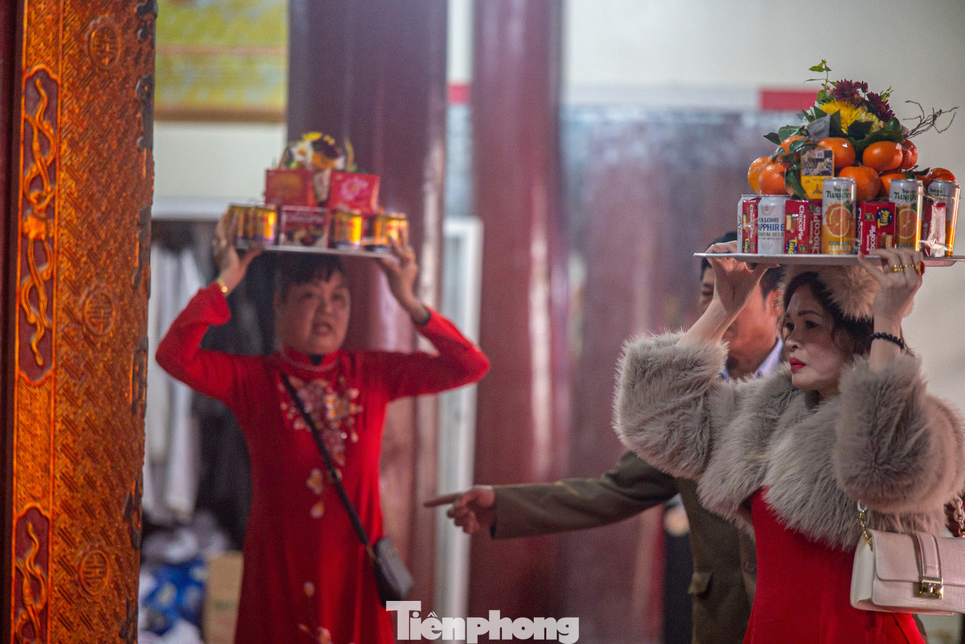 Ngay từ sáng sớm, người dân từ các dòng họ trong làng sửa soạn, đội mâm lễ lên đình để cầu xin ban phúc cho dân làng có một năm mùa màng bội thu, đời sống ấm no, hạnh phúc.