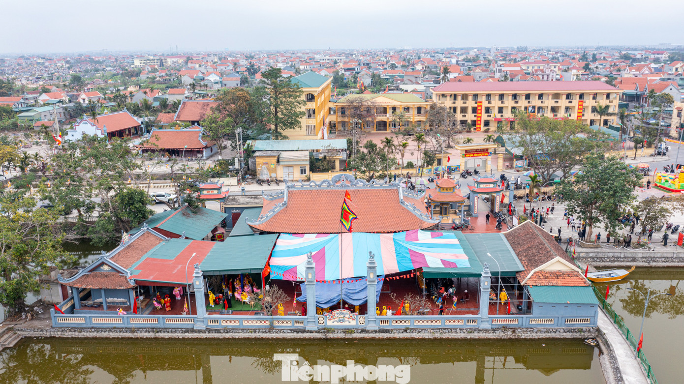 Đình Yên Đông nằm tại phường Yên Hải, thị xã Quảng Yên, tỉnh Quảng Ninh. Theo bia đá lược sử tại đây, đình được xây dựng trong 20 năm và đến năm Giáp Tuất (1814) thì hoàn thành. Đình được xây dựng theo kiến trúc chữ Đinh, nhằm hướng tây gồm nội điện và đại sảnh với tổng diện tích hơn 344 m2 gồm 5 gian 2 trái.