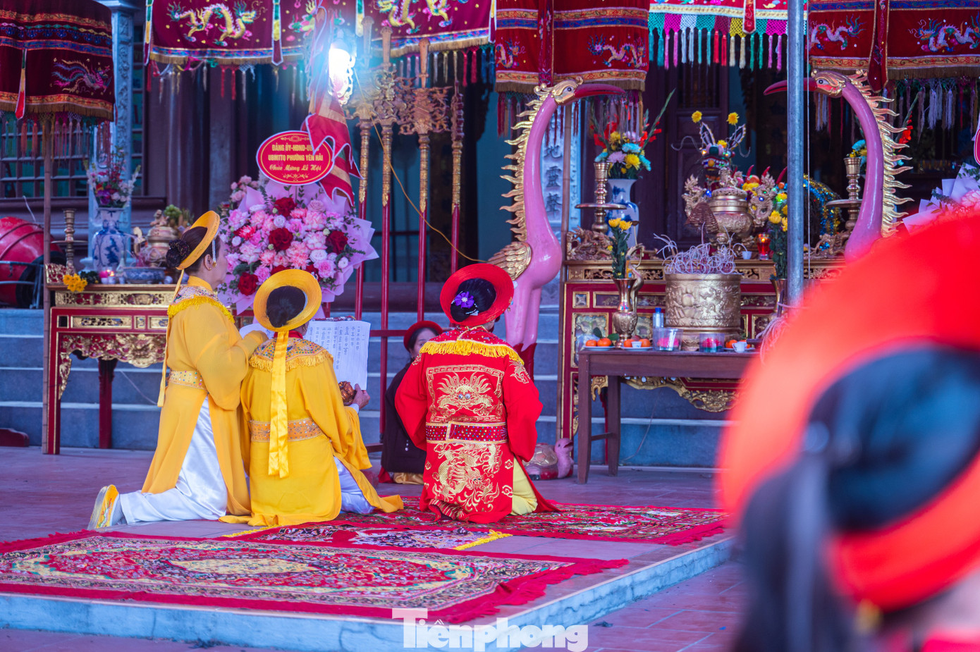 Sau lễ dâng hương và đánh trống khai hội, lễ hội diễn ra với nhiều hoạt động văn hóa, nghệ thuật đặc sắc và các trò chơi truyền thống như chơi tổ tôm, bắt vịt, đi cầu khỉ... Đặc biệt là lễ tế mang đậm bản sắc của người dân nơi đây.