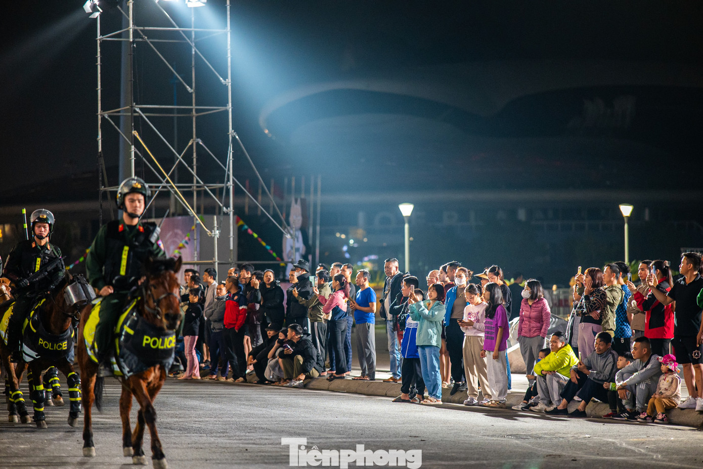 Ghi nhận của báo Tiền Phong, có rất nhiều người dân TP Hạ Long đến xem. Đây là lần đầu tiên họ được chứng kiến các chiến sĩ CSCĐ thuộc Bộ Công an điều khiển ngựa một cách thuần thục.
