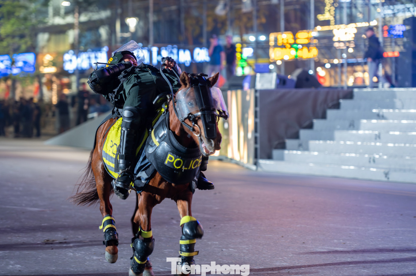 CBCS Đoàn Cảnh sát cơ động kỵ binh điều khiển ngựa biểu diễn kỹ thuật sử dụng súng bằng 2 tay và trong tư thế nằm trên ngựa để chiến đấu.