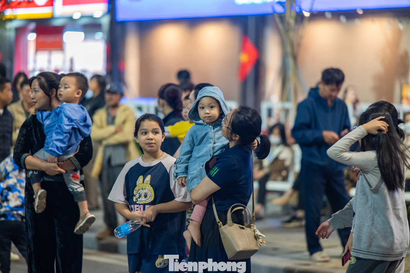 Nhiều em nhỏ tỏ ra thích thú khi được bố mẹ đưa đi xem các chiến sĩ CSCĐ biểu diễn.