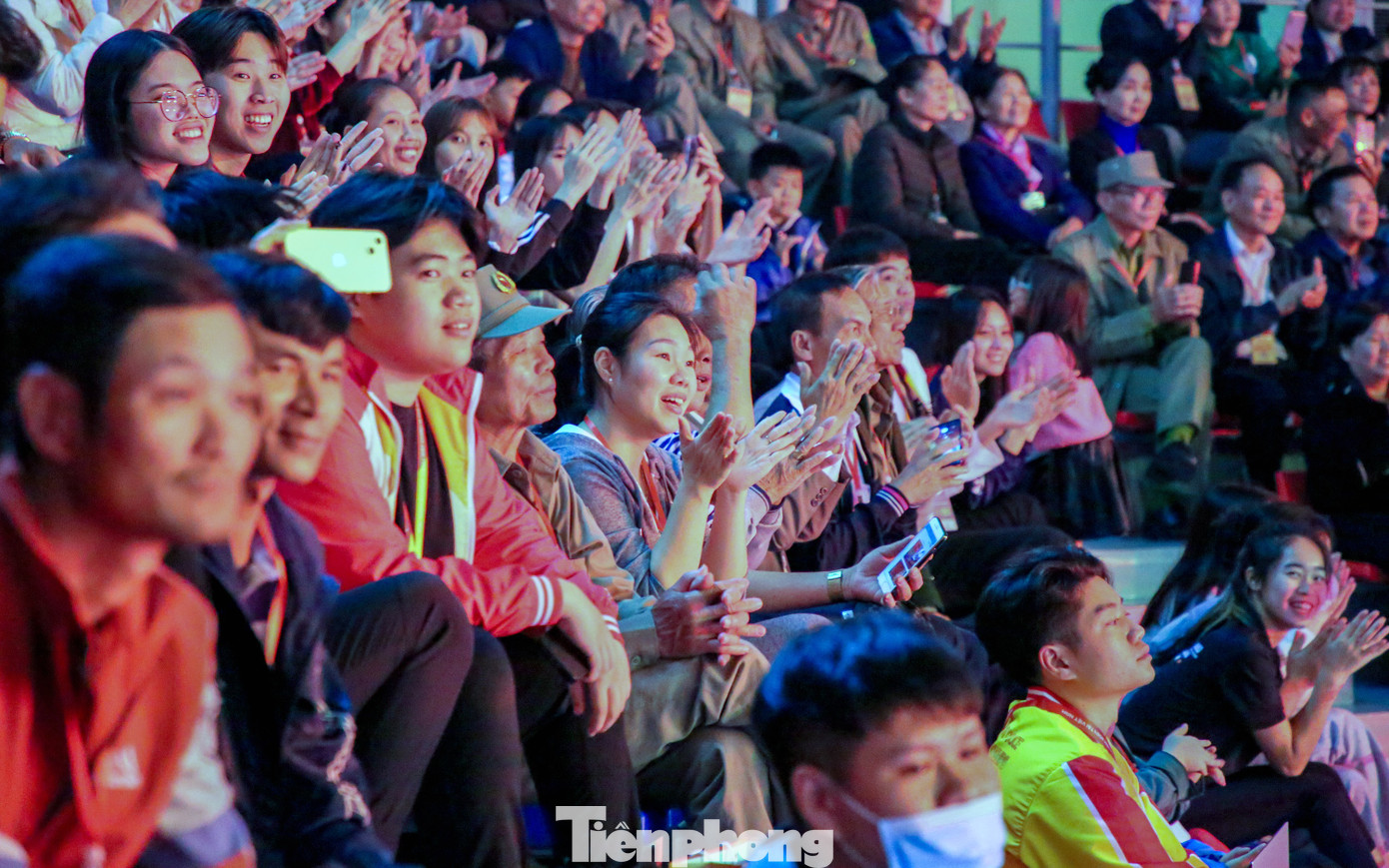 Lễ khai mạc thu hút rất đông khán giả. Lễ khai mạc thu hút rất đông khán giả.