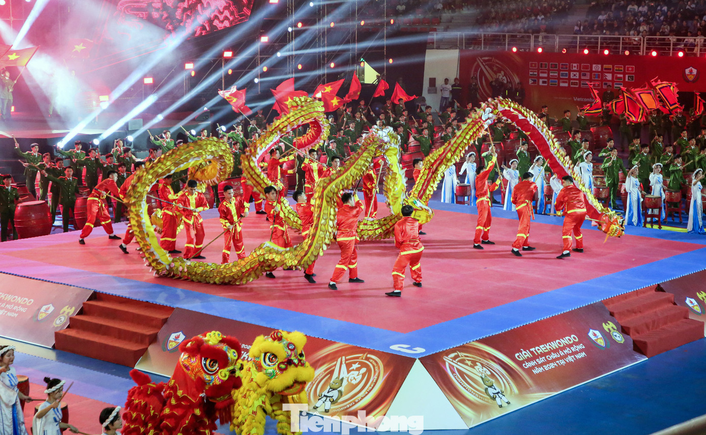 Màn biểu diễn kết hợp giữa nghệ thuật dân vũ, múa lân, múa rồng, múa cờ, múa dân tộc và diễu hành của các đoàn tham dự. Màn biểu diễn kết hợp giữa nghệ thuật dân vũ, múa lân, múa rồng, múa cờ, múa dân tộc và diễu hành của các đoàn tham dự.