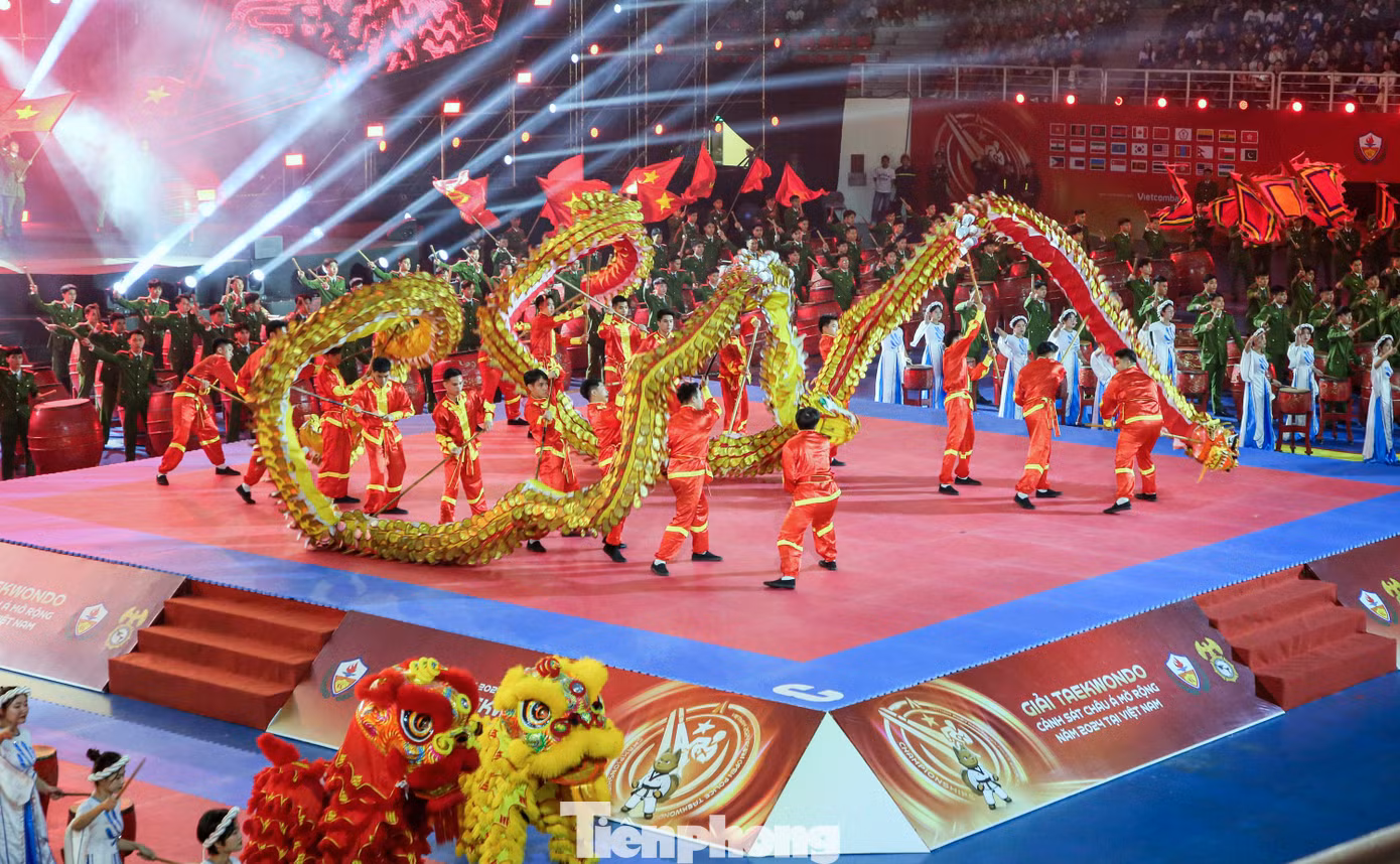 Màn biểu diễn kết hợp giữa nghệ thuật dân vũ, múa lân, múa rồng, múa cờ, múa dân tộc và diễu hành của các đoàn tham dự.