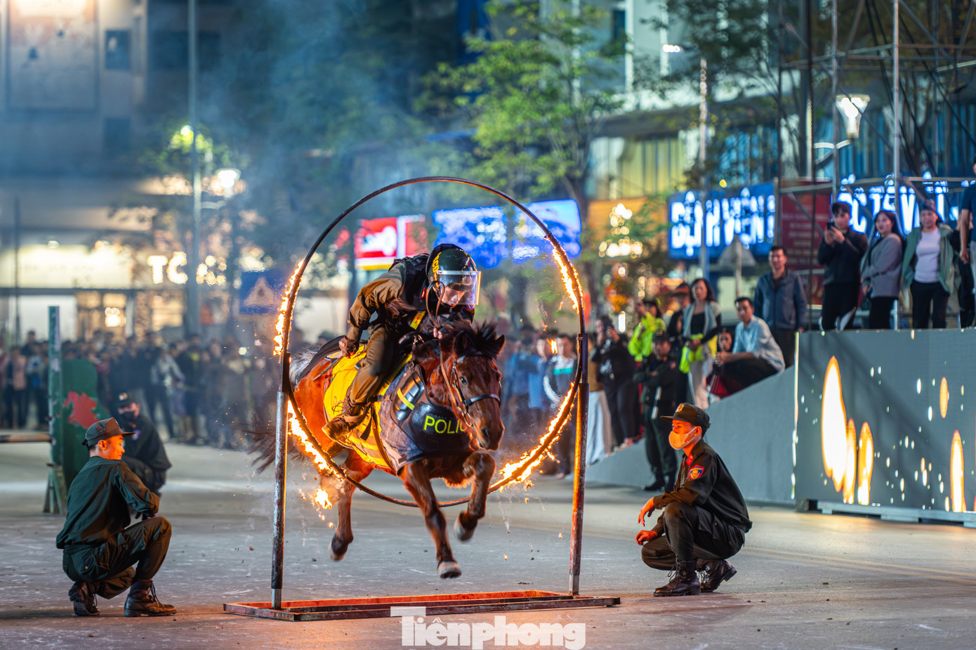 Trong đó, khó nhất là phần vượt chướng ngại vật, đây là những bài tập khó cần sự gan dạ của người điều khiển khéo léo điều khiển ngựa vượt qua vật cản, giúp người chiến sĩ thực hiện tốt các nhiệm vụ.