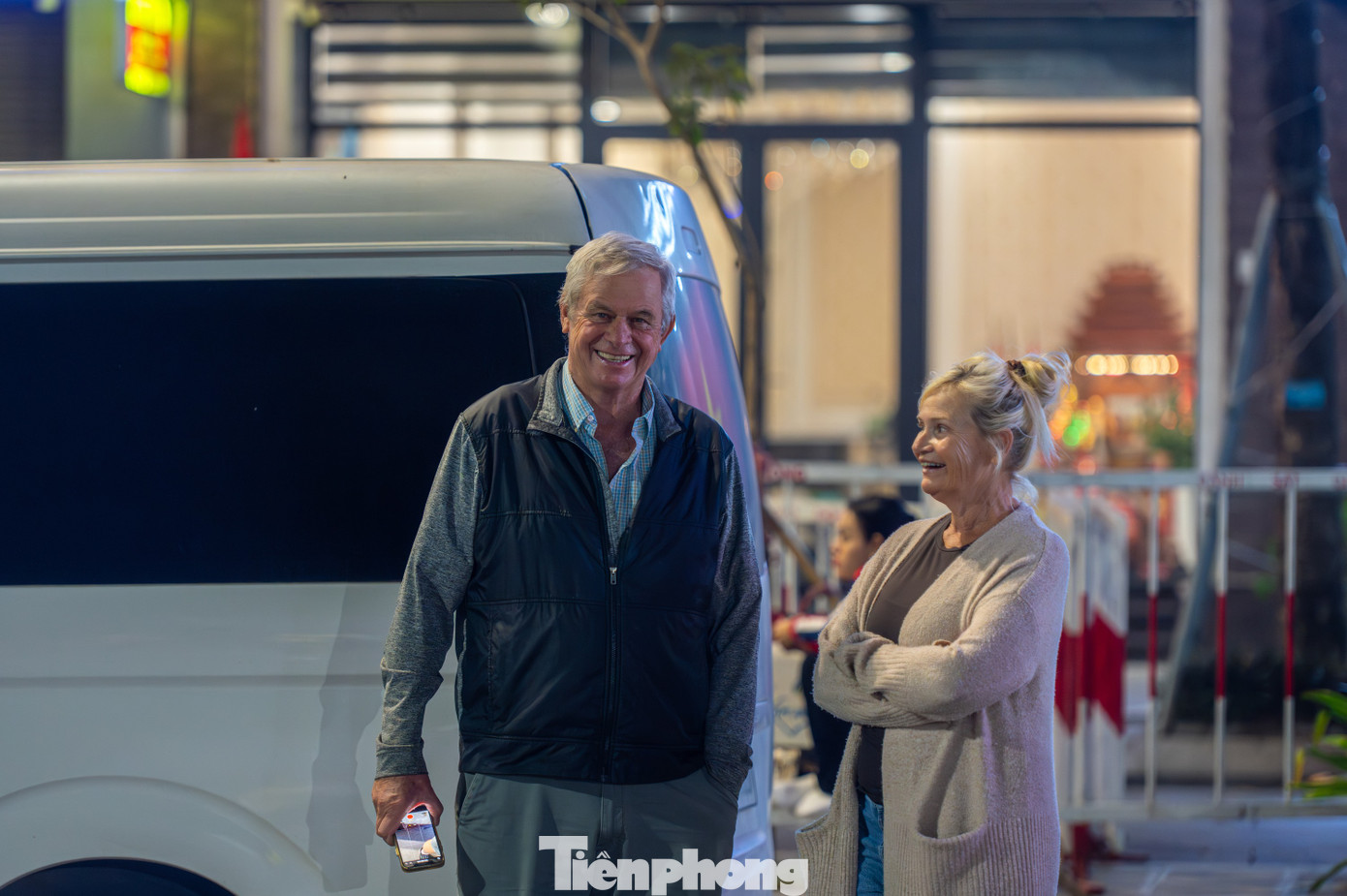 "Thật tuyệt vời! Những chiến sĩ của Việt Nam rất gan dạ và dũng mãnh còn những chú ngựa thì rất thông minh. Ở đất nước chúng tôi cũng có những đội kỵ binh như thế này" cặp vợ chồng du khách người Anh chia sẻ.