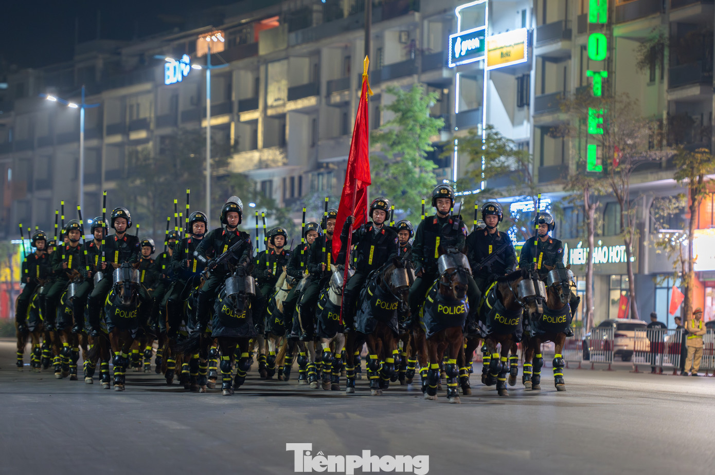 Tối 6/12, tại Quảng trường 30/10 (phường Hồng Hải, TP Hạ Long, tỉnh Quảng Ninh), Bộ Công an đã tổ chức tổng duyệt màn biểu diễn của đội kỵ binh.
