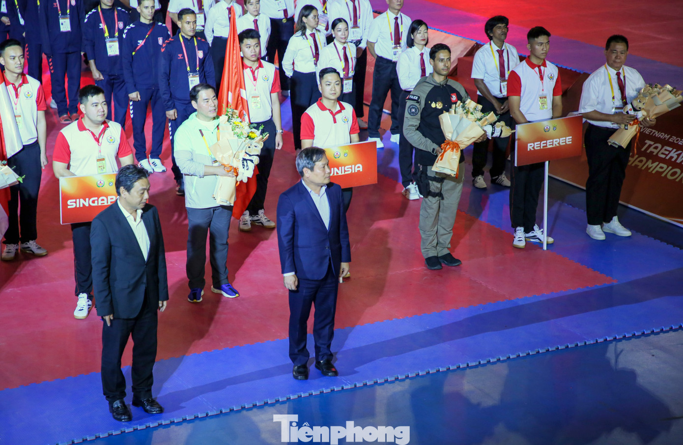 Các vị đại biểu tặng hoa, kỷ niệm chương và chụp ảnh lưu niệm cùng các đoàn vận động viên tham dự giải. Các vị đại biểu tặng hoa, kỷ niệm chương và chụp ảnh lưu niệm cùng các đoàn vận động viên tham dự giải.