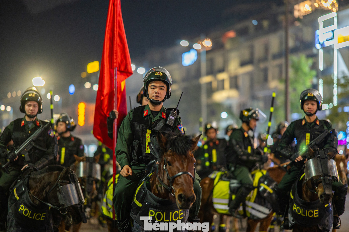 Ngoài ra, các phần trình diễn kỹ thuật bật lên, xuống ngựa trong trường hợp khẩn cấp; trình diễn kỹ thuật điều khiển ngựa chạy đại, kết hợp thao tác sử dụng các loại vũ khí, công cụ hỗ trợ...được các chiến sĩ CSCĐ kết hợp cùng với ngựa một cách thuần thục.