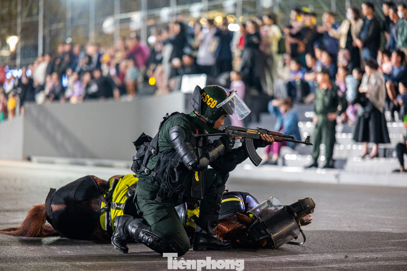 CBCS Đoàn Cảnh sát cơ động kỵ binh điều khiển ngựa nằm phục kích đối tượng.